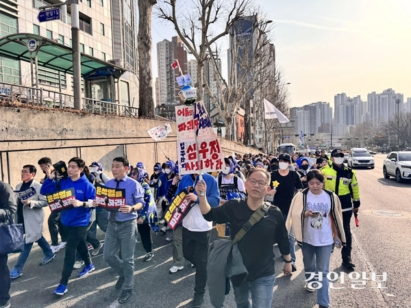 더불어민주당이 14일 국회 본청 앞에서 광화문 동십자각까지 ‘윤석열 파면 촉구 도보 행진’을 이어간 가운데 김용민(남양주병) 의원을 비롯한 당 관계자들이 피켓을 들고 ‘대통령 파면’을 요구하고 있다. 2025.3.14 /하지은기자 zee@kyeongin.com