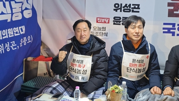 더불어민주당 김준혁(수원시정·사진 왼쪽) 의원과 사회민주당 한창민 의원이 14일 광화문에서 탄핵심판 선고를 촉구하며 나흘째 단식 농성을 이어가고 있다. /김준혁 의원실 제공