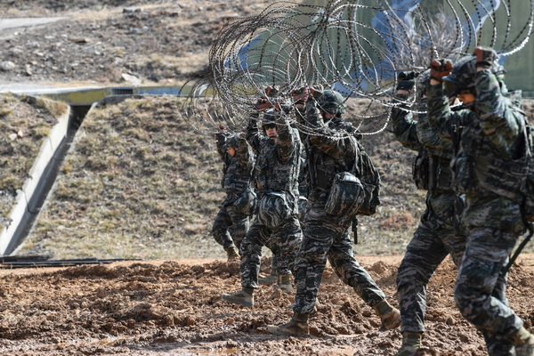 해병대 6여단과 연평부대는 12~14일 백령도와 대·소청도, 연평도 일대에서 도서방어 종합훈련을 실시했다. 연평부대 장병들이 침투 상황을 대비해 장애물 설치훈련을 실시하고 있다./해병대 제6여단 제공
