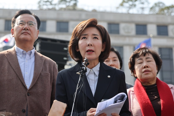 국민의힘 나경원 의원이 14일 서울 종로구 헌법재판소 앞에서 윤석열 대통령 탄핵 각하·기각 촉구 릴레이 1인 시위 관련 입장을 밝히고 있다. 2025.3.14 /연합뉴스