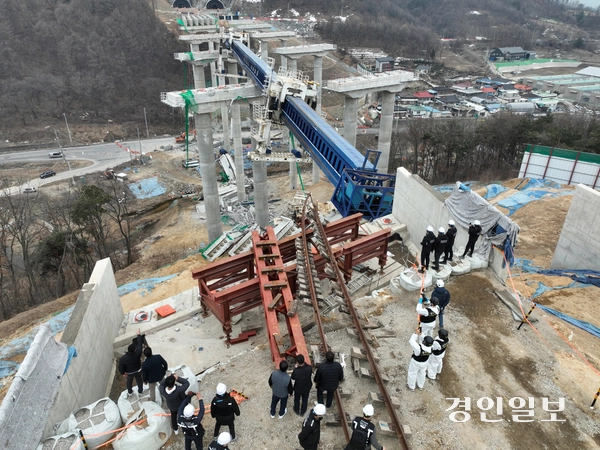 지난달 28일 오전 안성시 서울세종고속도로 건설 공사 교량 상판 붕괴사고 현장에서 합동 감식이 진행되고 있다. 2025.2.28 /이지훈기자 jhlee@kyeongin.com