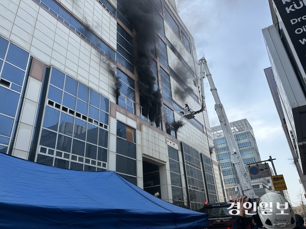 불이 난 고양시 일산동구의 한 스포츠센터. /경기도소방재난본부 제공