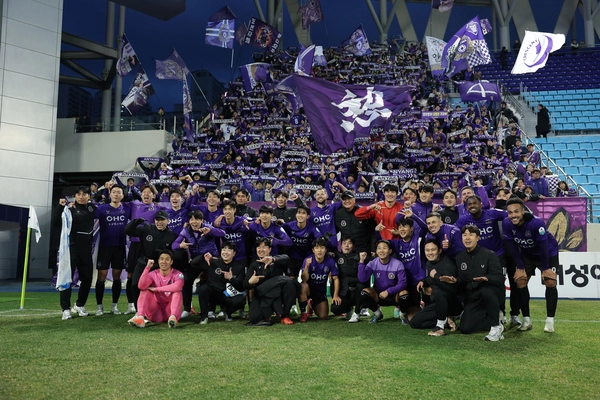 프로축구 K리그1 FC안양이 대구FC를 꺾고 팬들과 기념 촬영을 하고 있다. 2025.3.15 /한국프로축구연맹 제공