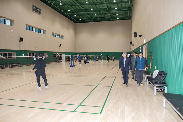 지역의 체육시설을 점검하는 윤환 인천 계양구청장. /계양구 제공