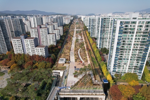 1단계로 소음저감시설 설치 및 상부 공원화가 완료된 ‘분당~수서간 도시고속화도로’ 모습. /성남시 제공