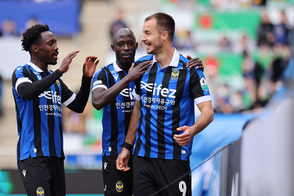 15일 인천축구전용경기장에서 열린 K리그2 인천과 서울 이랜드의 경기에서 PK 결승골을 넣은 무고사(오른쪽)가 동료들과 기뻐하고 있다. 2025.3.15 /한국프로축구연맹 제공