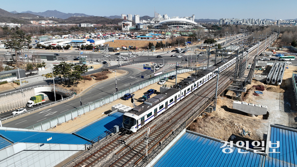 안산선 초지역∼중앙역 5.12㎞ 구간이 국토교통부 ‘철도 지하화 통합개발 선도사업’에 선정됐다. 지하화가 진행되면 철도는 지상에서 지하로 이전되고 지상 구간과 주변 시유지는 역세권 콤팩트시티로 조성된다. 26일 안산시 초지역으로 열차가 역사로 진입하고 있다. 2025.2.26 /최은성기자 ces7198@kyeongin.com