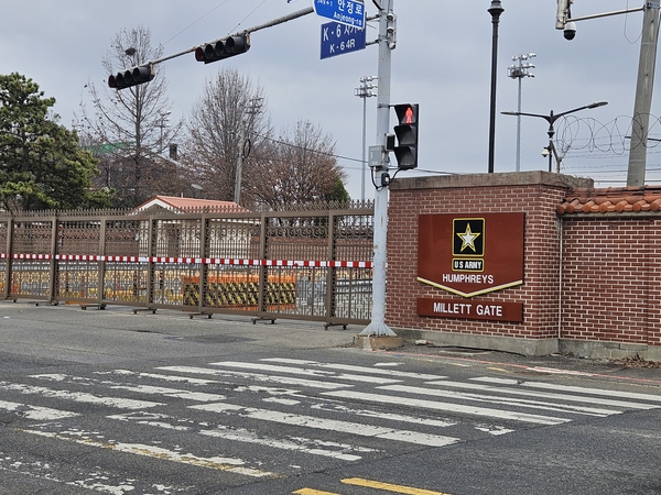 평택시 팽성읍 안정리에 위치한 캠프 험프리스 미군기지 게이트.  평택지역에는 캠프 험프리스 외 오산에어 베이스 등 2곳의 미군기지가 위치해 있다.  평택/김종호기자 kikjh@kyeongin.com