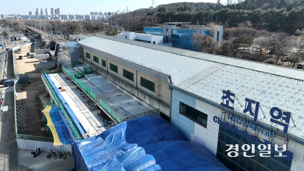 안산선 초지역∼중앙역 5.12㎞ 구간이 국토교통부 ‘철도 지하화 통합개발 선도사업’에 선정됐다. 지하화가 진행되면 철도는 지상에서 지하로 이전되고 지상 구간과 주변 시유지는 역세권 콤팩트시티로 조성된다. 26일 안산시 초지역 전경. 2025.2.26 /최은성기자 ces7198@kyeongin.com