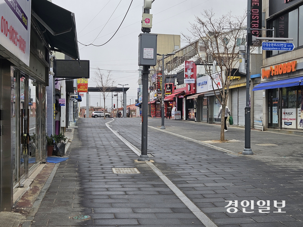 평택시 팽성읍 안정리에 위치한 캠프 험프리스 미군기지 앞 차 없는 거리 전경. 멀리 미군기지 게이트가 보인다. 평택/김종호기자 kikjh@kyeongin.com