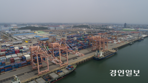 수출입 경쟁력이 점점 높아지고 있는 평택항 전경. /경인일보DB