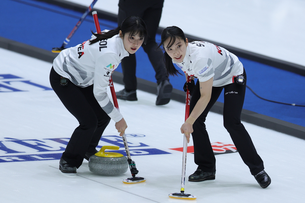 15일 의정부실내빙상장에서 열린 2025 LGT 세계여자컬링선수권대회 한국과 일본 경기에서 한국 설예은(왼쪽)과 김수지가 스윕하고 있다. 2025.3.15 /연합뉴스