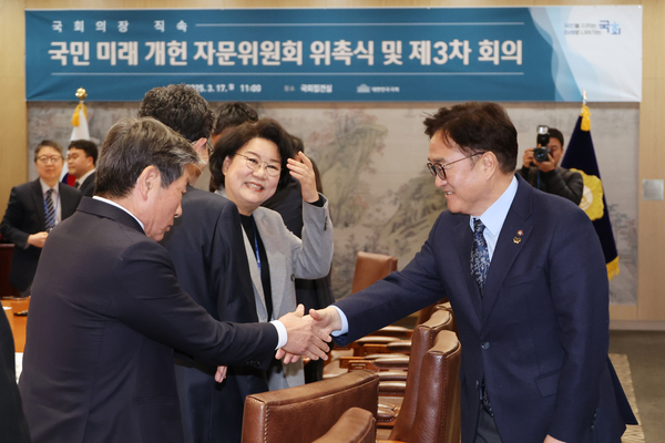 우원식 국회의장이 17일 서울 여의도 국회에서 열린 ‘국민 미래 개헌 자문위원회’ 위촉식 및 회의에서 이혜훈 공동위원장 등과 인사하고 있다. 2025.3.17 /연합뉴스