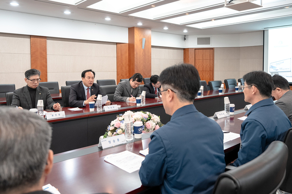 이권재 오산시장이 17일 전북 완주에 있는 현대자동차 전주공장을 방문해 오산~서울역 광역버스의 적기 출고를 요청했다. 2025.3.17 /오산시 제공