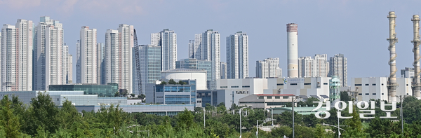 인천 송도국제도시 마천루와 열병합발전소 굴뚝 모습. /경인일보DB