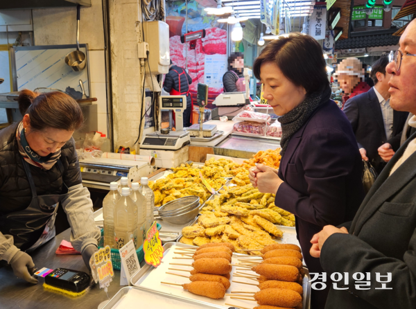 17일 오후 수원시 못골시장에서 오영주 중소벤처기업부 장관이 디지털 온누리상품권으로 상품을 구매하고 있다. 2025.3.17 /김지원기자 zone@kyeongin.com
