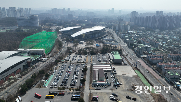 11일 수원월드컵경기장 일대 경기 ‘기회타운’ 예정 부지 모습. 수원월드컵경기장 유휴부지를 포함한 우만동 일대 7만㎡ 부지가 1만여개 일자리가 창출되는 테크노밸리로 개발된다. 2025.3.11 /최은성기자 ces7198@kyeongin.com