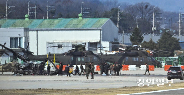 17일 오후 양주시 한 군부대에서 무인기와 군 헬기가 충돌하는 사고가 벌어진 가운데 현재까지 인명피해는 없는 것으로 파악됐다. 사진은 이날 해당 사고 현장에서 헬기가 불에 탄 모습. 2025.3.17 /이지훈기자 jhlee@kyeongin.com