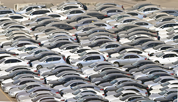 인천시 중구 인천항 내에 수출을 기다리며 적치된 중고차량들이 먼지가 쌓여있다. /경인일보DB