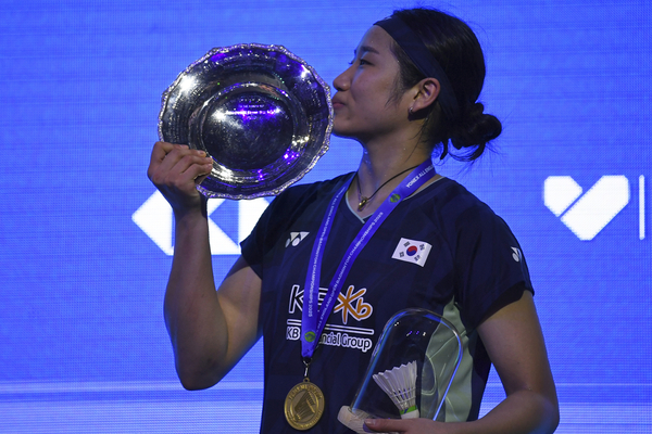 최고 권위 대회인 세계배드민턴연맹(BWF) 월드투어 슈퍼 1000 전영오픈에서 정상에 오른 안세영이 우승컵에 입을 맞추고 있다. 2025.3.17 /AP=연합뉴스
