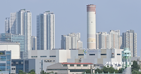 인천 송도국제도시 마천루와 열병합발전소 굴뚝 모습. /경인일보DB