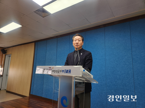 유정복 인천시장이 17일 인천시청 브리핑룸에서 기자간담회를 열고 정부와 정치권에 연금피크제 도입을 제안하고 있다. 2025.3.17 /유진주 기자 yoopearl@kyeongin.com