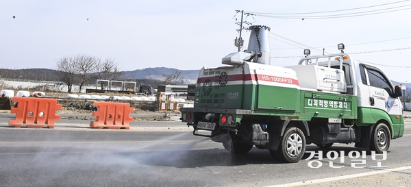 올해 세 번째 아프리카돼지열병(ASF)이 발병한 양주시 한 양돈 농가 인근에서 17일 오후 방역차량이 도로를 소독하고 있다. 2025.3.17 /이지훈기자 jhlee@kyeongin.com