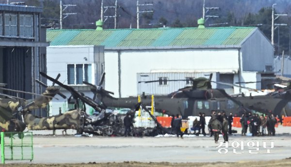17일 오후 양주시 한 군부대에서 무인기와 군 헬기가 충돌하는 사고가 벌어진 가운데 현재까지 인명피해는 없는 것으로 파악됐다. 사진은 이날 해당 사고 현장에서 헬기가 불에 탄 모습. 2025.3.17 /이지훈기자 jhlee@kyeongin.com