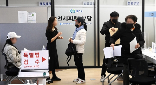 경기도내 전세사기가 끊이지 않는 가운데 오는 5월 전세사기특별법안의 유효기간이 만료돼 피해자들의 우려가 커지고 있다. 17일 오후 수원시 팔달구 경기도 전세피해지원센터에서 민원인들이 피해 접수를 하고 있다. 2025.3.17 /최은성기자 ces7198@kyeongin.com