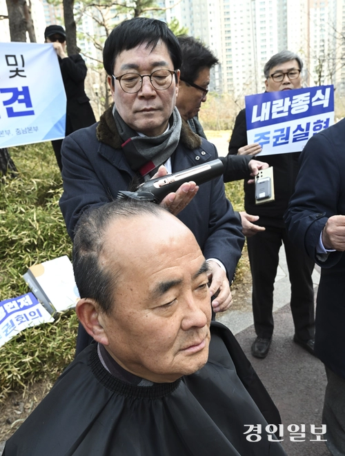 17일 오전 경기도청 앞에서 국민주권전국회의 관계자들이 윤석열 대통령 즉각 파면 및 구속 촉구 기자회견을 열고 있다. 2025.3.17 /이지훈기자 jhlee@kyeongin.com