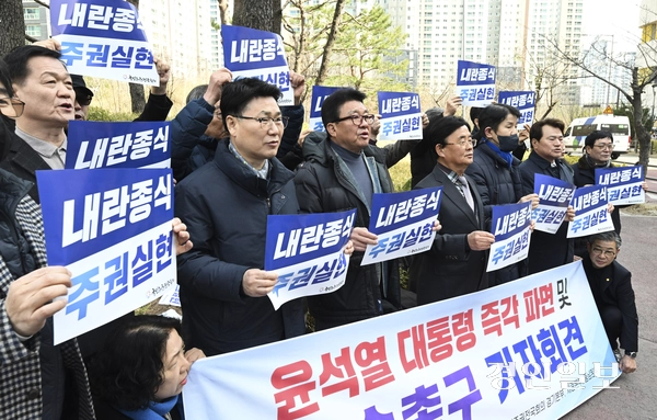 17일 오전 경기도청 앞에서 국민주권전국회의 관계자들이 윤석열 대통령 즉각 파면 및 구속 촉구 기자회견을 열고 있다. 2025.3.17 /이지훈기자 jhlee@kyeongin.com