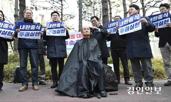 17일 오전 경기도청 앞에서 국민주권전국회의 관계자들이 윤석열 대통령 즉각 파면 및 구속 촉구 기자회견을 열고 있다. 2025.3.17 /이지훈기자 jhlee@kyeongin.com
