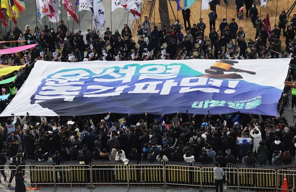 17일 서울 종로구 광화문광장에서 윤석열 즉각퇴진·사회대개혁비상행동 주최로 열린 윤석열 즉각 파면 촉구 각계 긴급시국선언 집회에서 현수막 퍼포먼스가 진행되고 있다. 2025.3.17 /연합뉴스