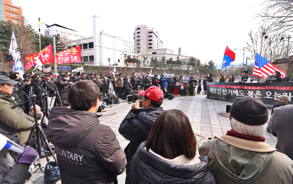17일 오후 서울 종로구 한국예술종합학교 대학로캠퍼스 앞에서 자유대한민국을 사랑하는 한예종인들 주최로 ‘윤석열 대통령 탄핵 반대 시국선언’이 진행되고 있다. 2025.3.17 /연합뉴스