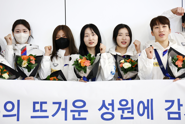 한국 여자 쇼트트랙 최민정을 비롯한 대표팀 선수들이 중국에서 열린 2025 국제빙상경기연맹(ISU) 쇼트트랙 선수권대회를 마치고 17일 김포공항을 통해 귀국, 기념촬영을 하고 있다. 2025.3.17 /연합뉴스
