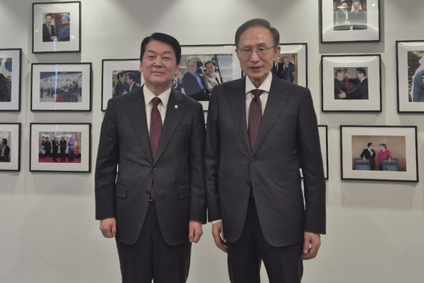 이명박 전 대통령이 17일 서울 서초구 이명박재단을 방문한 국민의힘 안철수 의원과 면담 후 기념촬영 하고 있다. 2025.3.17 /안철수 의원실 제공