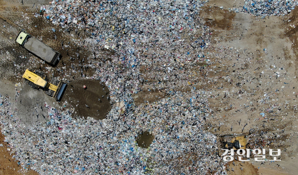 인천시 서구 수도권매립지 3-1매립장에서 생활 쓰레기 매립이 진행되고 있다. /경인일보DB