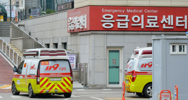 인천국제공항에서 외국인 임산부가 2시간 넘게 병원 뺑뺑이를 돌다가 구급차에서 출산하는 일이 벌어졌다. 인천시는 그동안 영종국제도시에 상급 종합병원을 유치하기 위해 여러 노력을 펼쳤지만 성과는 없었다. /경인일보DB