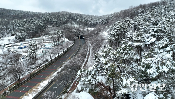 18일 수원시 광교산 급경사지에 눈이 쌓여 있다. 2025.3.18 /최은성기자 ces7198@kyeongin.com