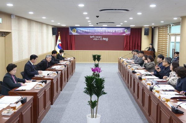 의왕시와 경기도의회 의정정책추진단이 지난 17일 의왕시청 중회의실에서 정담회를 열고 지역 현안 발굴 및 지원책 마련을 위해 머리를 맞댔다. 2025.3.17 /의왕시 제공