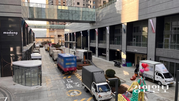 화성시 오산동 ‘동탄역 디에트르 퍼스티지’ 아파트 출입문 인근에 이삿짐 센터 차량이 줄지어 서있다. 2025.3.4 /윤혜경기자 hyegyung@kyeongin.com