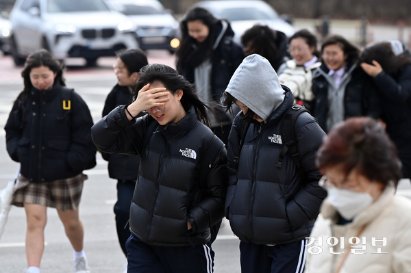 강한 바람을 동반한 꽃샘추위가 기승을 부린 18일 인천시 남동구의 한 횡단보도를 종종걸음으로 시민들이 건너고 있다. 2025.3.18 /김용국기자 yong@kyeongin.com