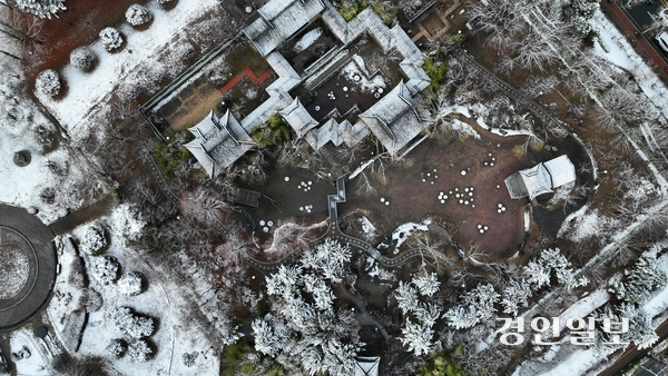 수도권 지역에 역대 가장 늦은 3월 대설주의보가 내려진 18일 오전 수원시 팔달구  효원공원 월화원에 내린 눈이 설경을 이루고 있다.  2025.3.18 /임열수기자 pplys@kyeongin.com