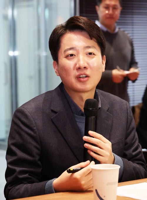 18일 개혁신당 이준석 의원이 서울 성수동 인공지능(AI) 기반 서비스 로봇 전문 기업인 엑스와이지를 방문, 스타트업 대표들과 간담회를 하고 있다. 2025.3.18 /연합뉴스