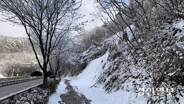 18일 오전 수원시 이의동 버들치 터널 인근 급경사지의 모습. 이날 새벽 내린 눈으로 해빙기를 맞아 습기를 머금던 흙 위로 다시 눈이 쌓였다. 2025.3.18 /유혜연기자 pi@kyeongin.com