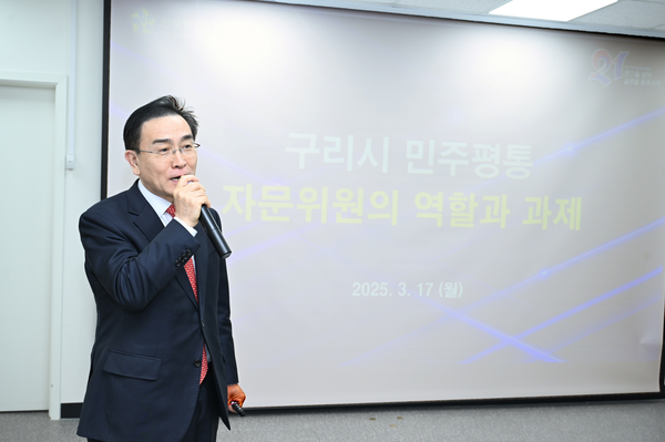 태영호 민주평통 사무처장이 17일 구리시청 3층 상황실에서 ‘통일인식 제고를 위한 자문위원의 역할과 과제’를 두고 특강을 하고 있다. 2025.3.17 /구리시 제공