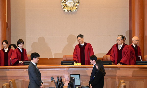 문형배 헌법재판소장 권한대행을 비롯한 헌법재판관들이 18일 서울 종로구 헌법재판소에서 열린 박성재 법무부 장관의 탄핵심판 첫 변론에 입장하고 있다. 2025.3.18/연합뉴스