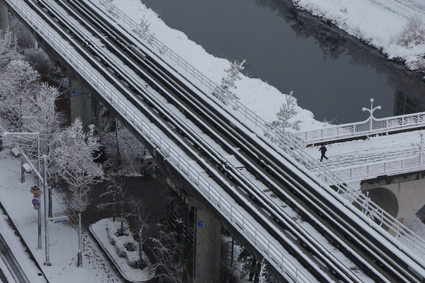 폭설이 내린 18일 오전 경기도 의정부시 경전철 선로가 운행 중단으로 텅 비어 있다. 2025.3.18 / 연합뉴스