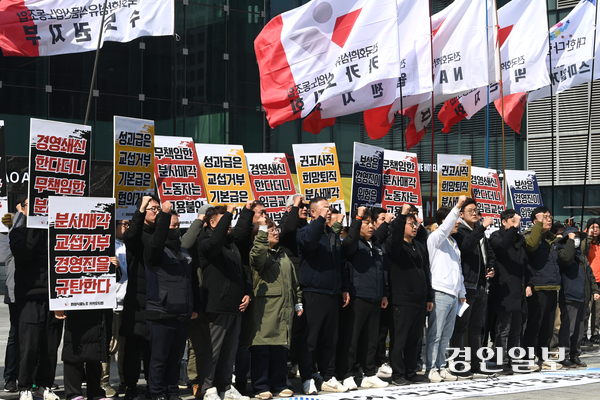 화섬식품노조 카카오지회가 19일 성남시 분당구 카카오 판교 아지트 앞에서 콘텐츠 CIC의 분사에 반대하는 기자회견을 하고 있다. 2025.3.19 /최은성기자 ces7198@kyeongin.com