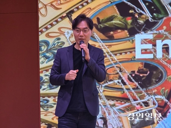 배보찬 놀유니버스 공동대표가 18일 텐엑스타워에서 열린 ‘놀 테크 데이’에서 비전을 설명하고 있다. /구민주기자 kumj@kyeongin.com
